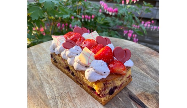 Bosbessen cake met slagroom en aardbeien